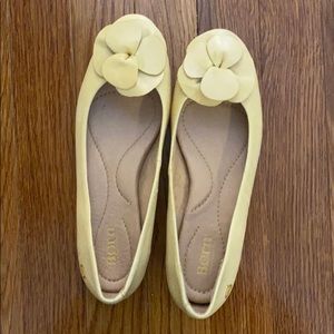 Born 6.5 pale yellow flats
